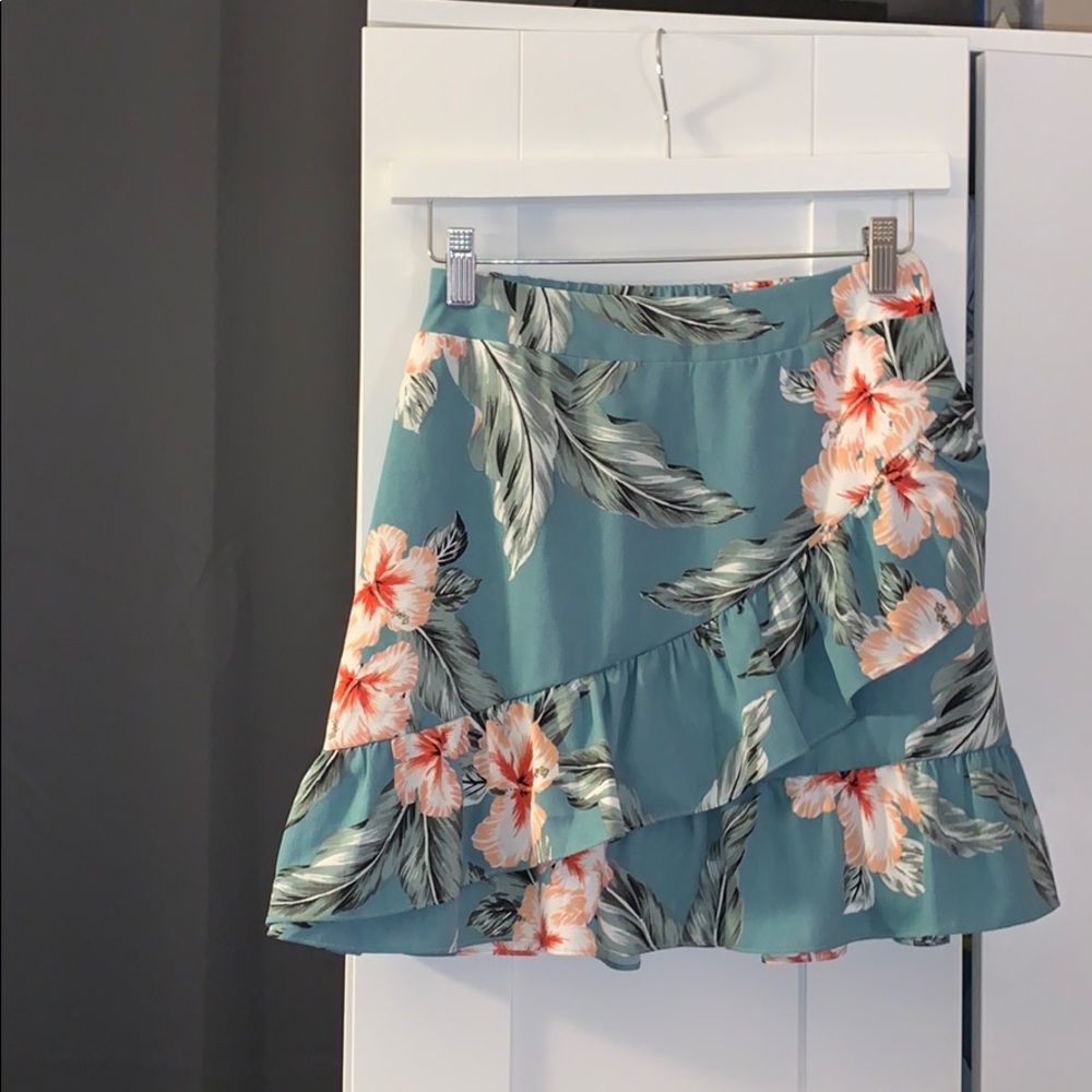 🆕 CUPCAKES & CASHMERE RUFFLE MINI SKIR - Picture 5 of 6